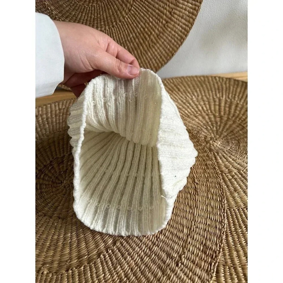 White textured striped Beanie hat - Picture 5 of 7